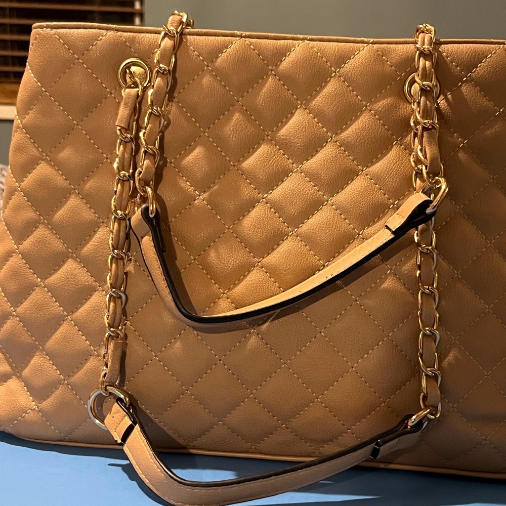 SELLING CLASSIC HANDBAG 👜 FOR WOMEN SIZE MEDIUM COLOR CREAM BNWT